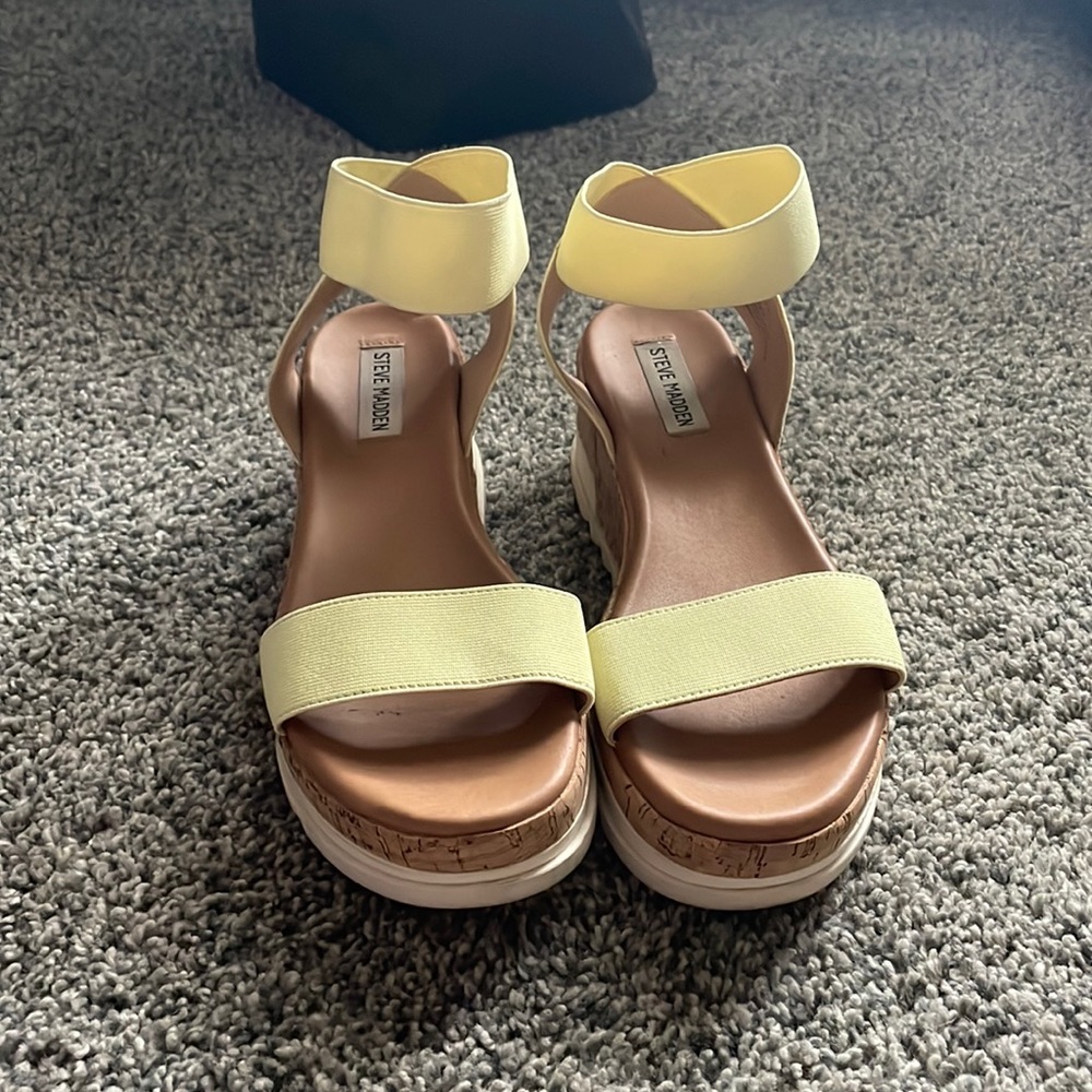 US 8.5 - Steve Madden Platform Sandals